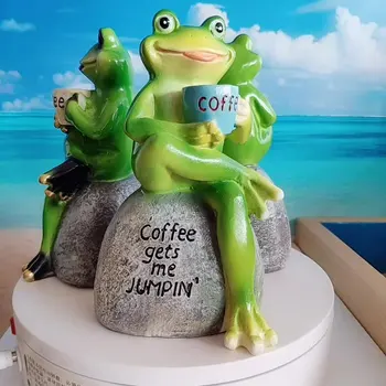 Креативный декор в виде фигурки лягушки из смолы, сидящей на каменной статуе, пьющей кофе, Скульптурная статуя, Персонализированный предмет коллекционирования